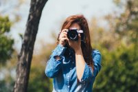 kobieta robiąca zdjęcie aparatem fotograficznym